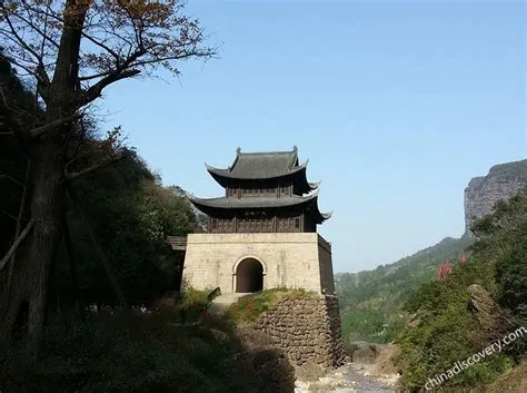 The Ancient Mystery of the Jianmen Pass: A Journey Through Time and Stone Walls!