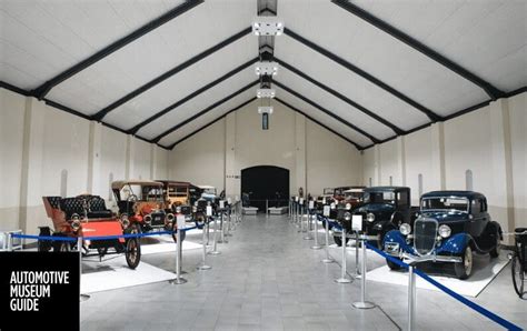 The Franschhoek Motor Museum: A Symphony of Automotive History and Artistic Design!